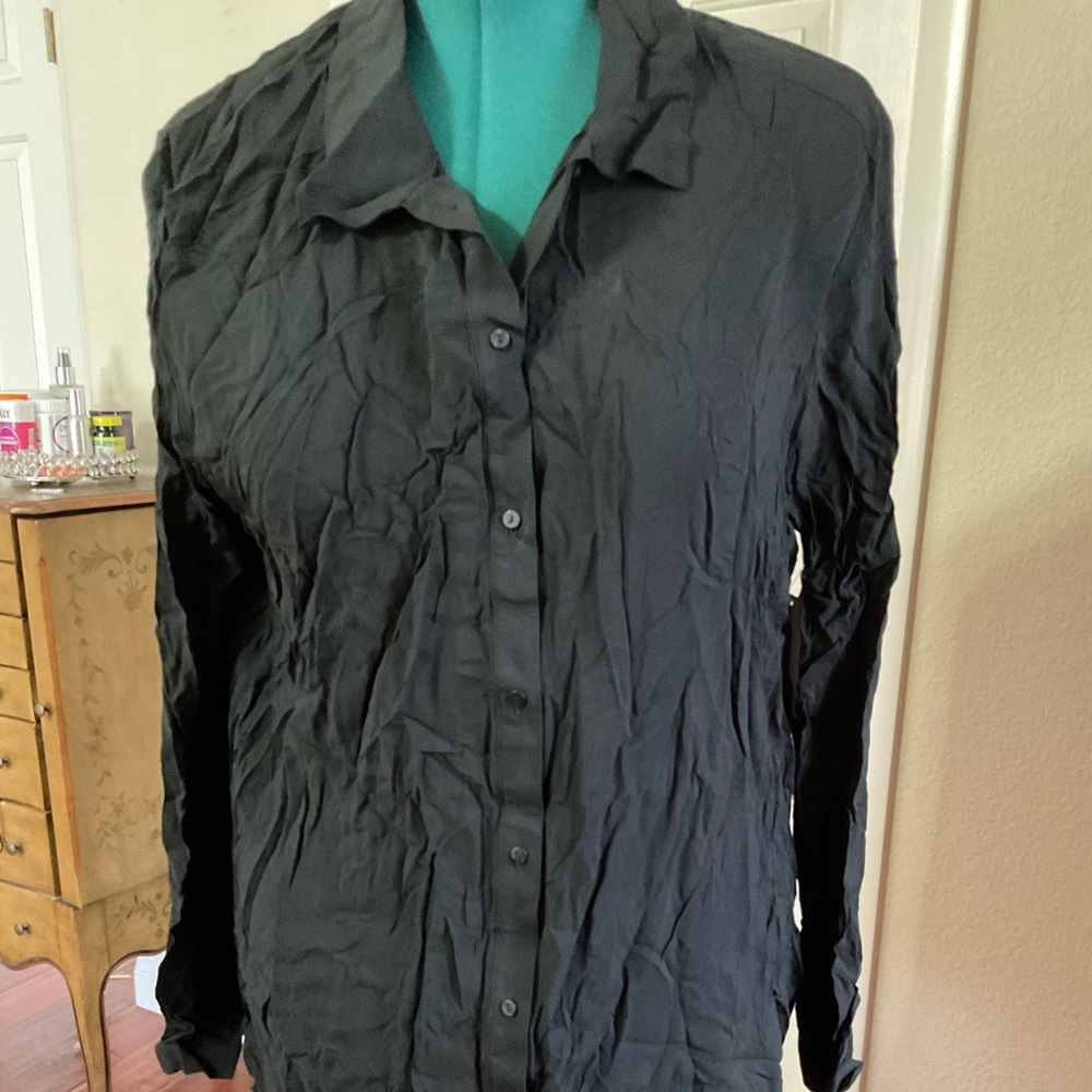 NWT excuse wrinkles black lightweight top.   Excellent condition